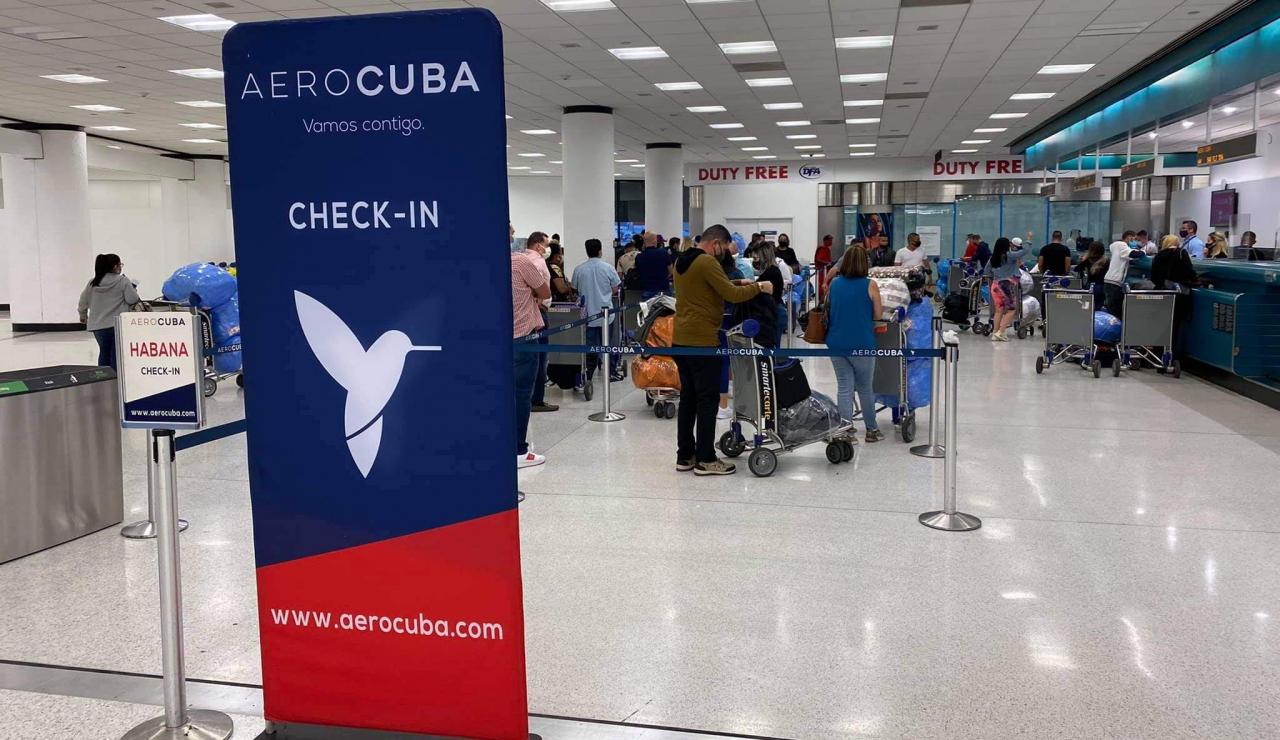 Viajeros abordan un vuelo de Aerocuba en Miami.