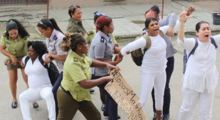 Martha Sánchez, en el centro, es arrestada por la agentes policiales. 