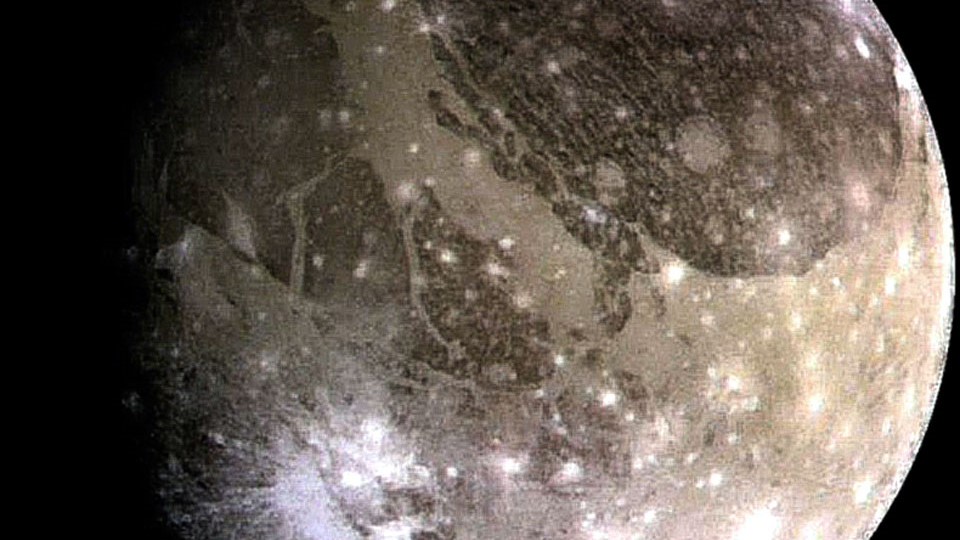 Ganímedes, fotografiado por la sonda Galileo. 
