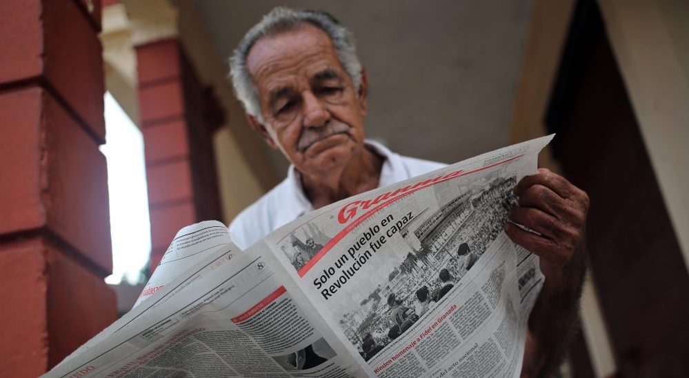 Un anciano cubano lee el diario oficial 'Granma'.