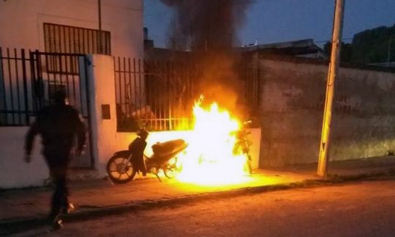 Una moto eléctrica incendiada.