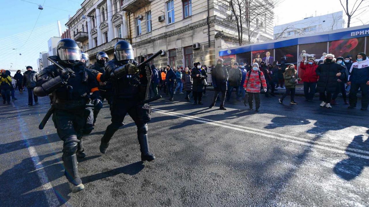 Policías rusos en las calles para intimidar a los manifestantes.