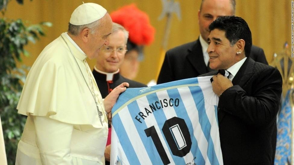 El papa Francisco y Maradona. 