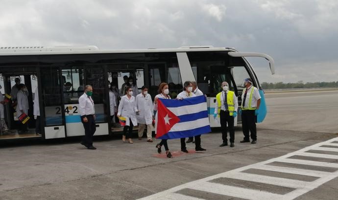 Médicos cubanos a su llegada a La Habana.
