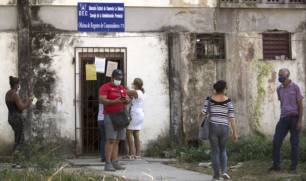 Oficina de Registro de Consumidores en Boyeros, La Habana.