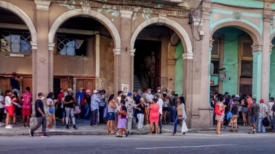 Extensa fila frente a una panadería cubana.