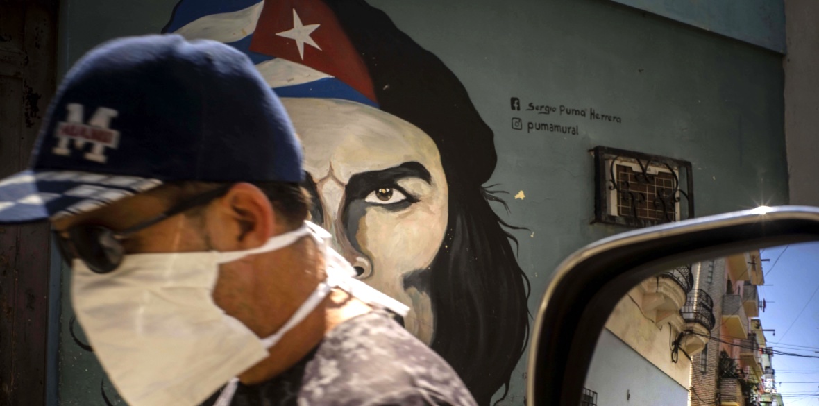 Un hombre pasa ante un mural con la imagen del Che Guevara en La Habana.