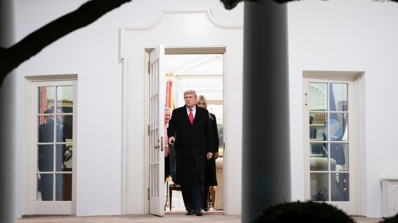Donald Trump sale del Despacho Oval de la Casa Blanca. 