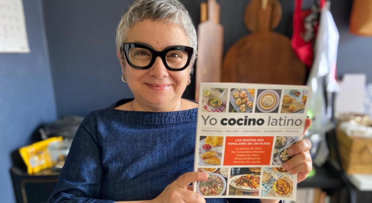 Verónica Cervera con el libro 'Yo cocino latino'.
