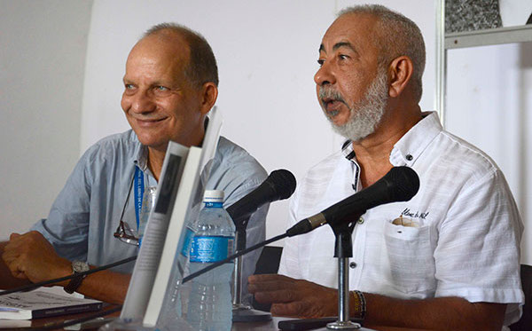 Arturo Arango (izq.) y Leonardo Padura, Feria Internacional del Libro de La Habana, 2019.