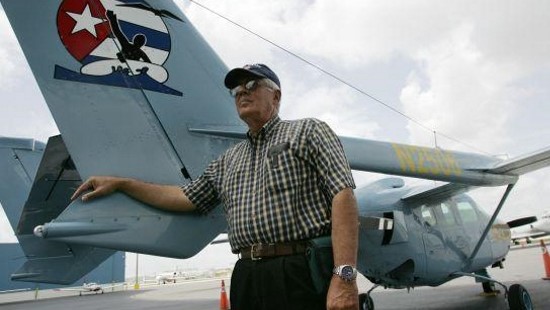 José Basulto, fundador de Hermanos al Rescate, junto a una avioneta de la organización.