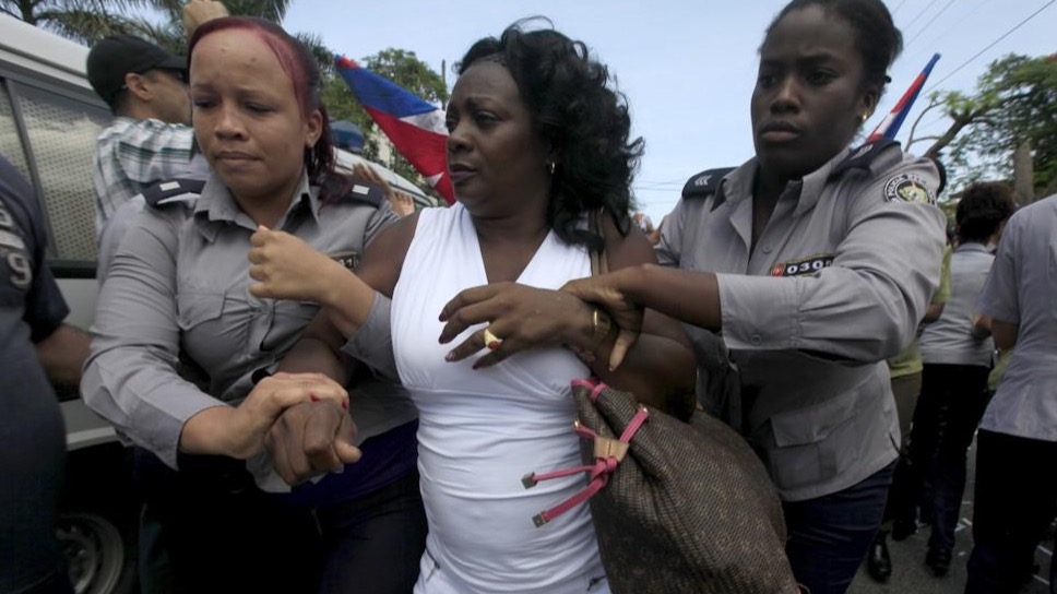 La policía arresta a Berta Soler en 2015.
