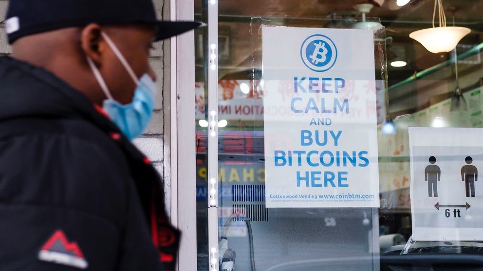 Un cartel anuncia venta de bitcoins en Nueva York.