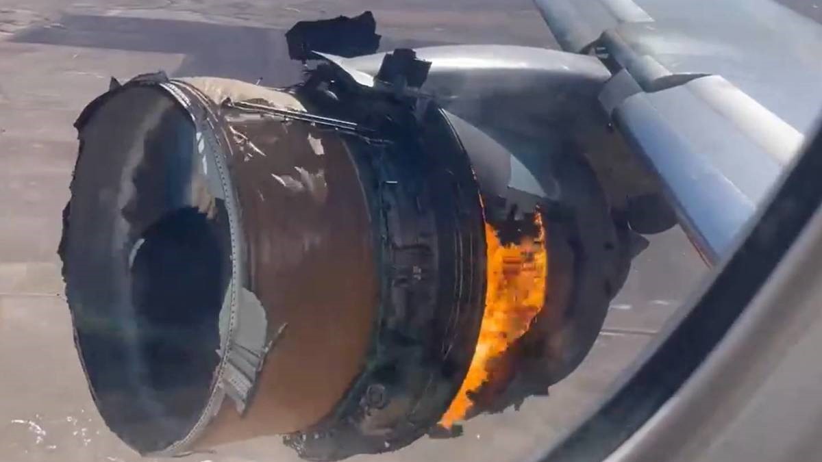 Motor en llamas de uno de los vuelos