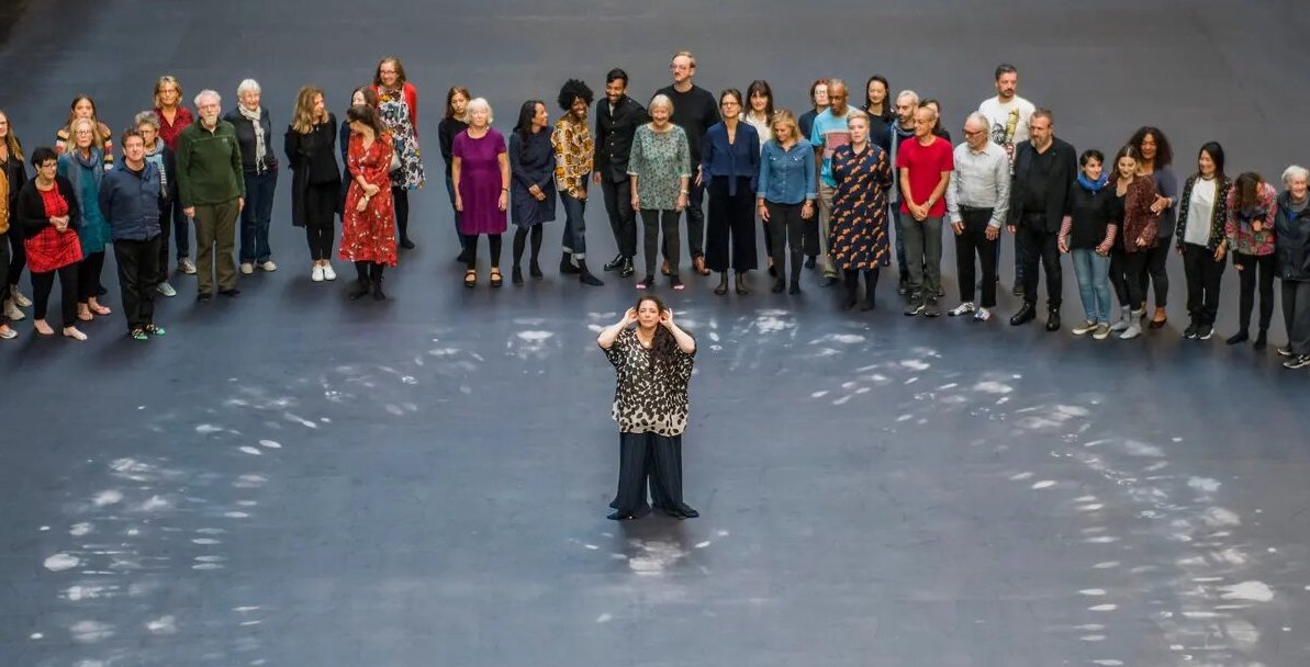 Tania Bruguera al centro de su intervención en Turbine Hall, Tate Modern, Londres, 2018