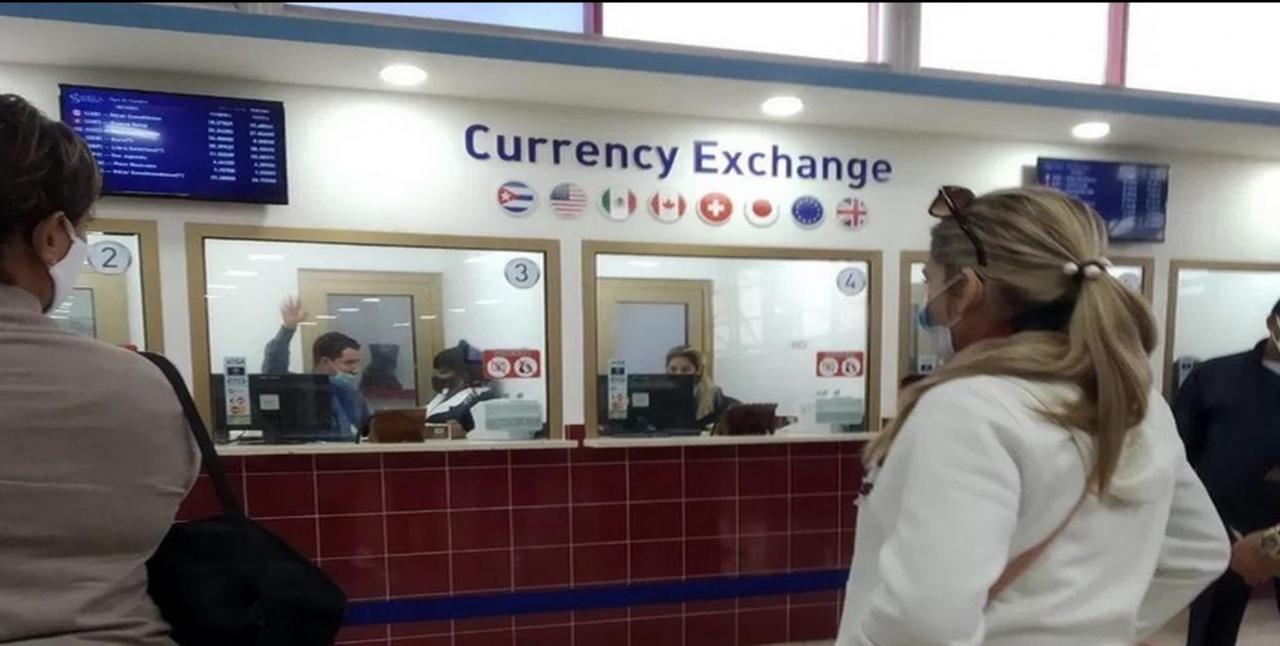 Ventanillas para el cambio de divisas en el aeropuerto.