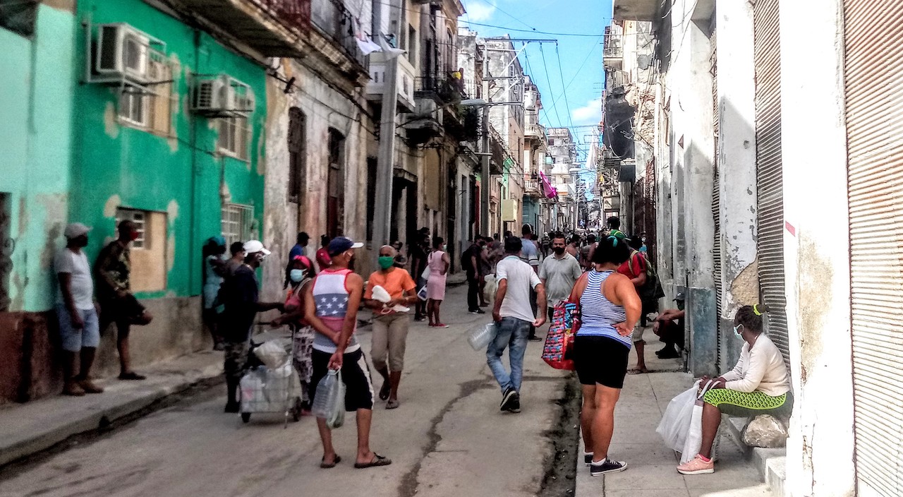 Cola para comprar refresco en la calle Maloja. Los Sitios, La Habana.