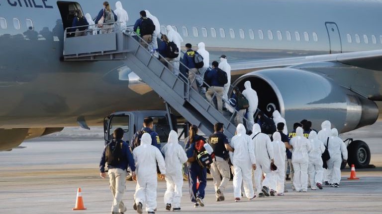 Migrantes venezolanos y colombianos son deportados en el aeropuerto de Iquique, Chile.