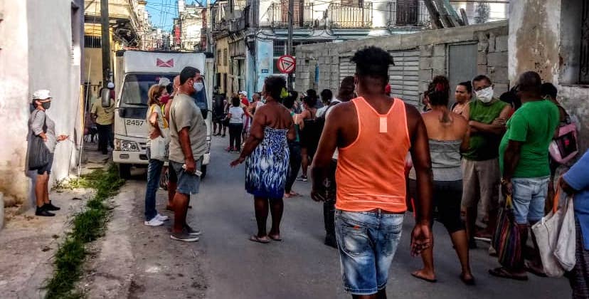 Cola en Los Sitios, La Habana.
