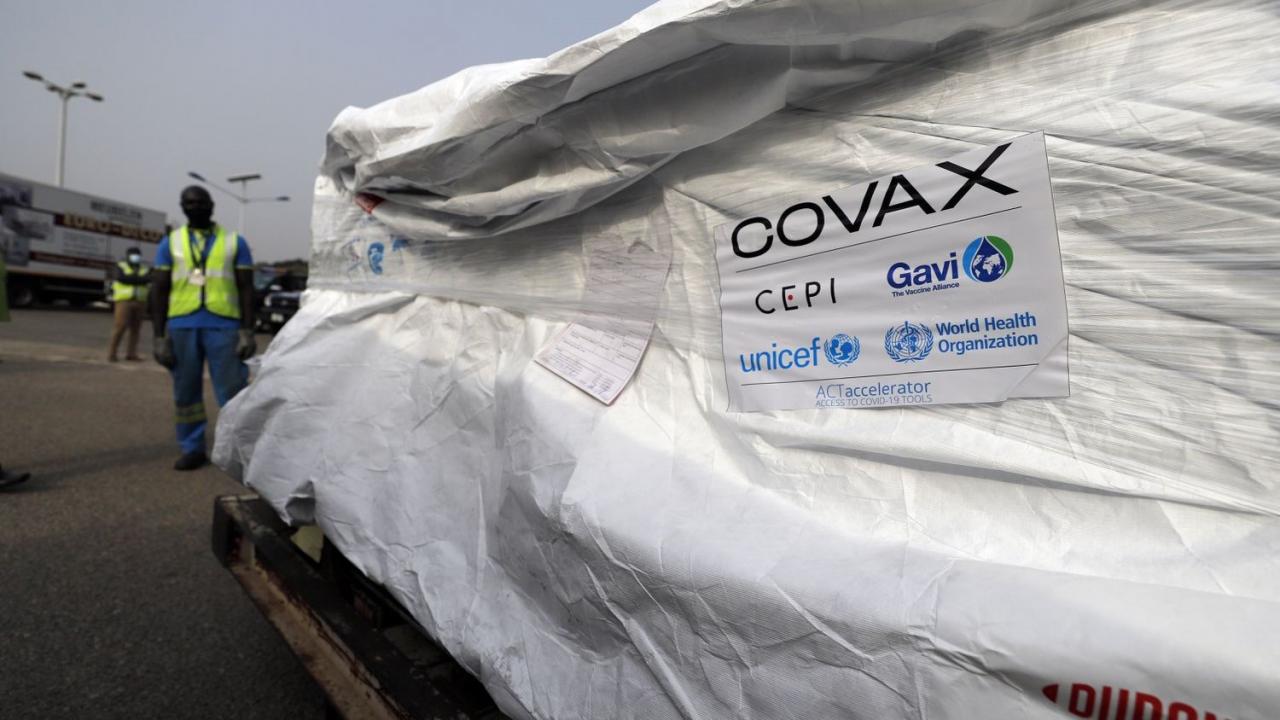 Primer cargamento de vacunas de la iniciativa COVAX a su llegada a Accra, Ghana, el 24 de febrero.