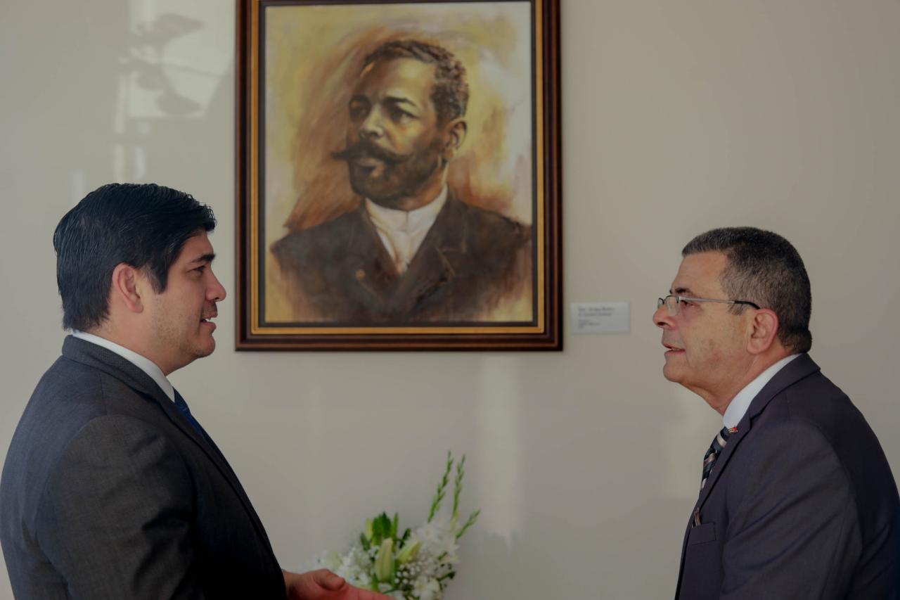 El presidente de Costa Rica (der) junto a Jorge Rodríguez, embajador de Cuba en San José.