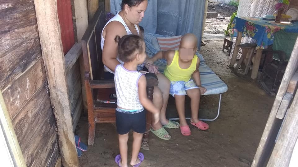 El niño cubano enfermo y su familia en la vivienda con piso de tierra.