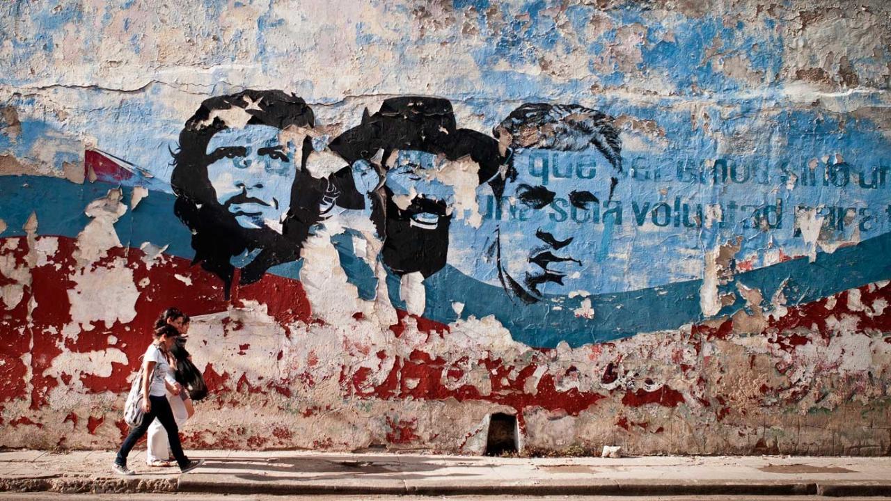 Un mural deteriorado en una calle de La Habana.
