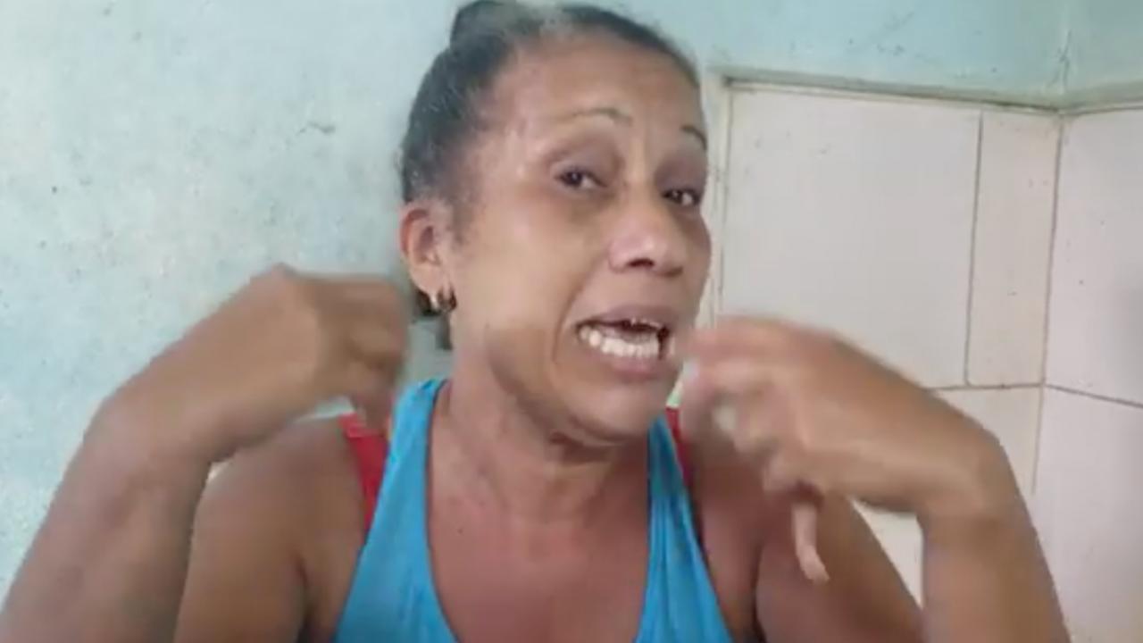 Una ciudadana se queja por los precios y la vida en Cuba. 