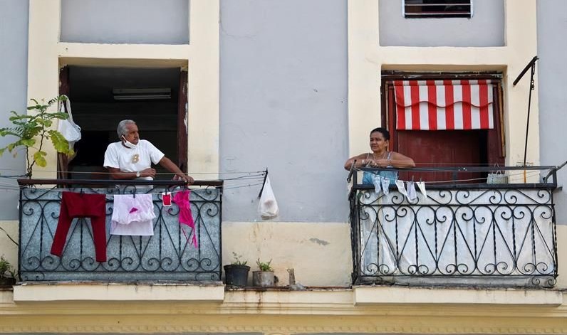 Cubanos en balcones en La Habana.