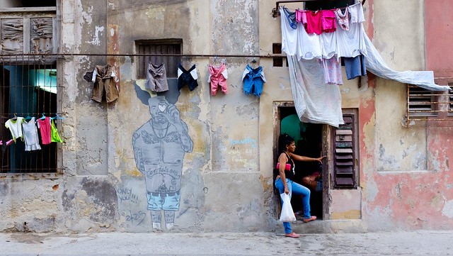 Ropa tendida en una calle de La Habana.