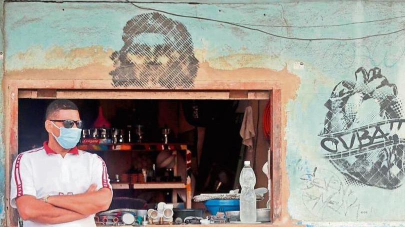 Un trabajador del sector privado en Cuba. 