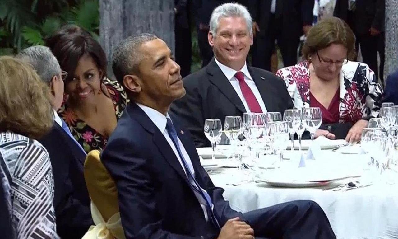 Miguel Díaz-Canel ríe mirando a Barack Obama durante una cena en Cuba en 2016.