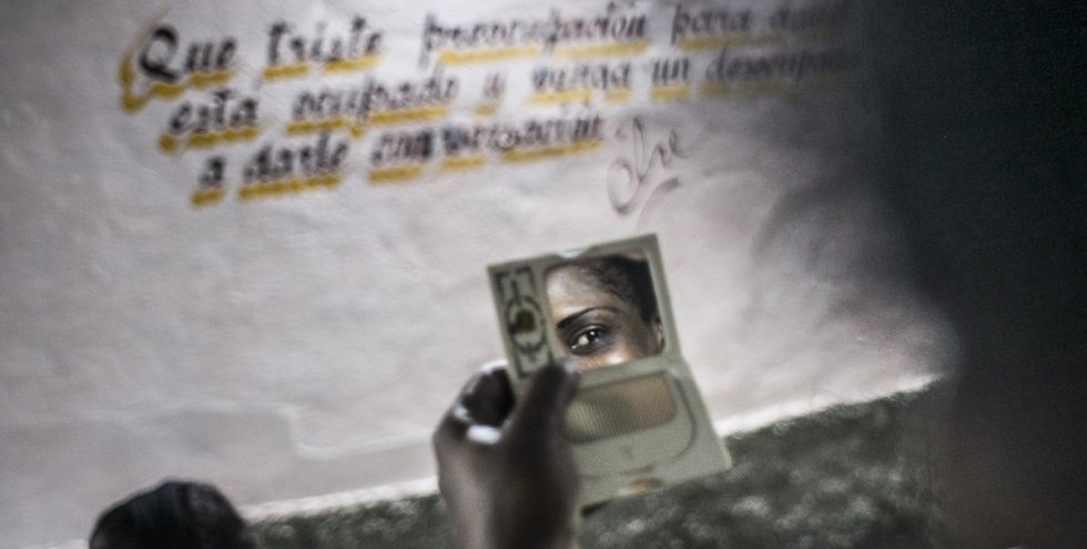 Una extrabajadora sexual cubana retocando su maquillaje antes de la pandemia.