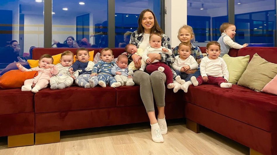 Christina Ozturk junto a sus 11 hijos.