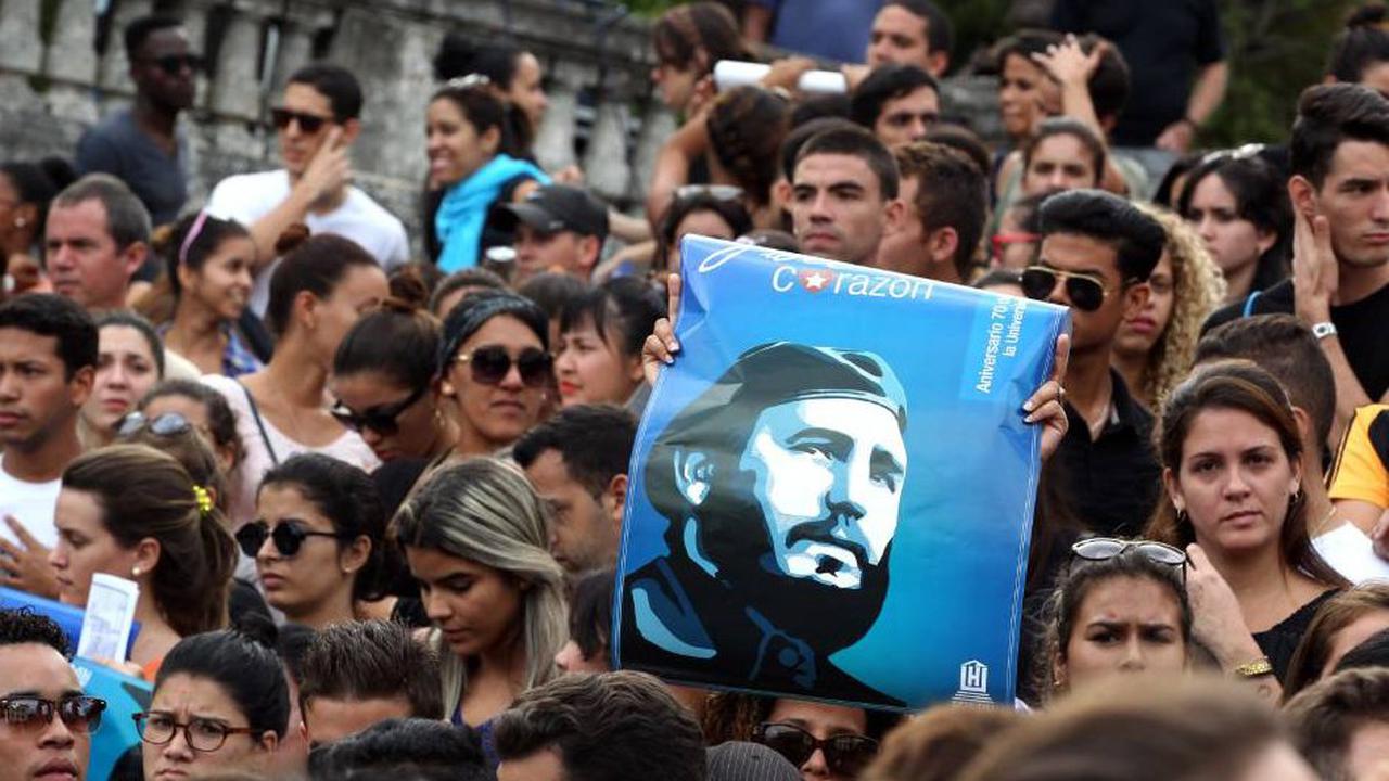 Jóvenes cubanos con la imagen de Fidel Castro, 2019.