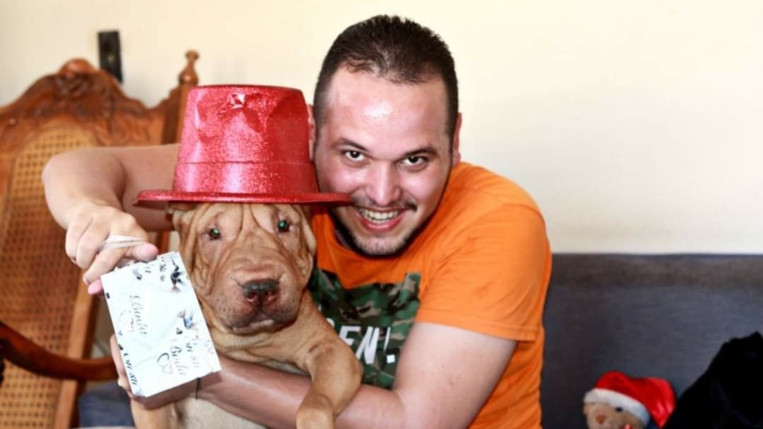 Javier Larrea Formoso, activista de Bienestar Animal Cuba, con su perro Pan.