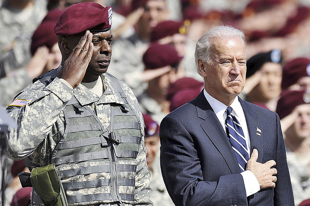 Joe Biden en una ceremonia militar