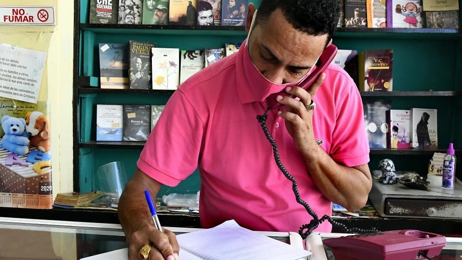 Un librero toma nota del pedido en La Habana.