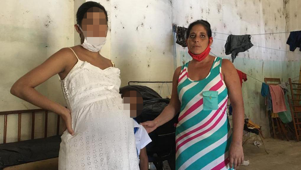 Liliana Torres Ramos (der) con su hija de 16 años embarazada y su hijo pequeño en una bodega abandonada.
