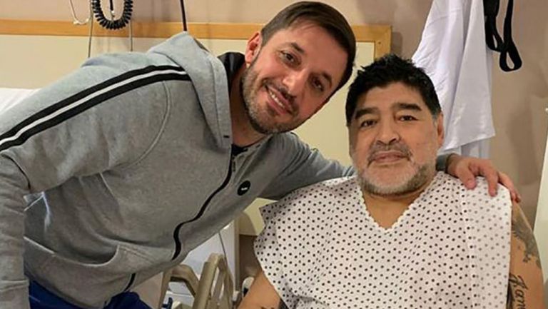 Maradona y su abogado en el hospital