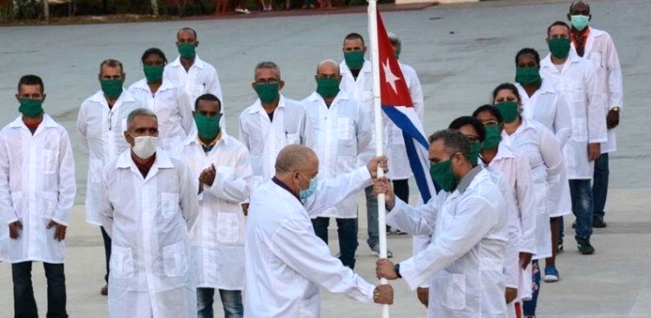 Abanderamiento de médicos cubanos enviados a cumplir misión.