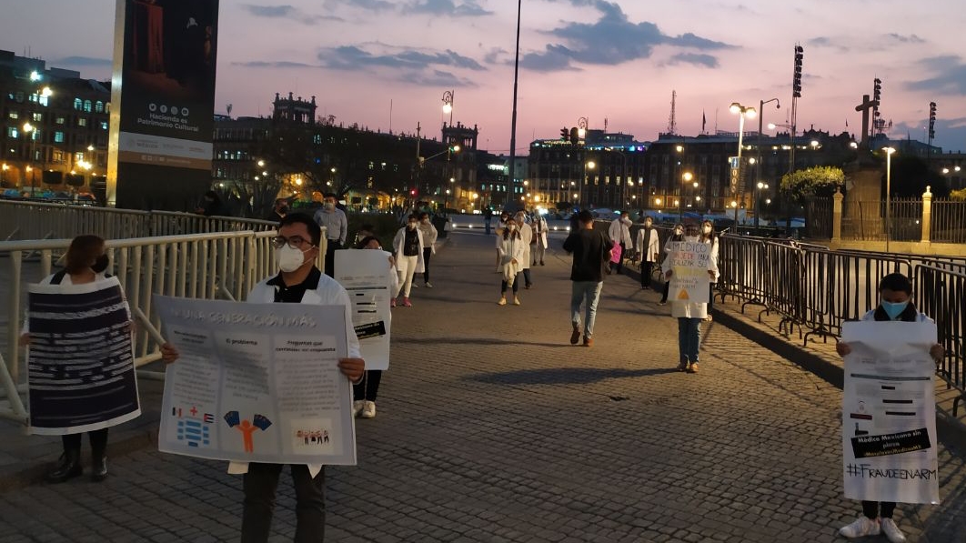 Médicos protestan en México para no ir a Cuba.