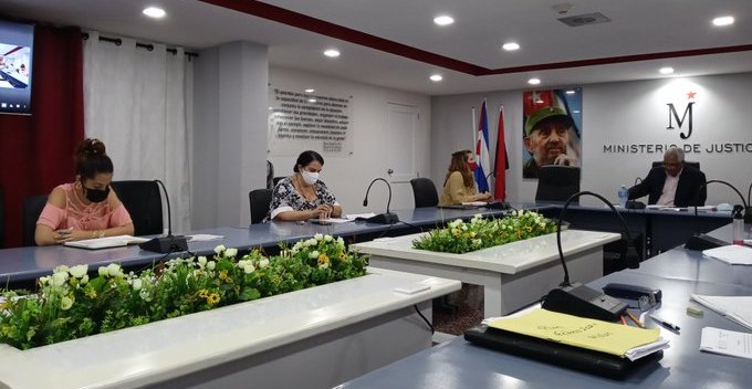 Reunión de funcionarios del Ministerio de Justicia cubano.