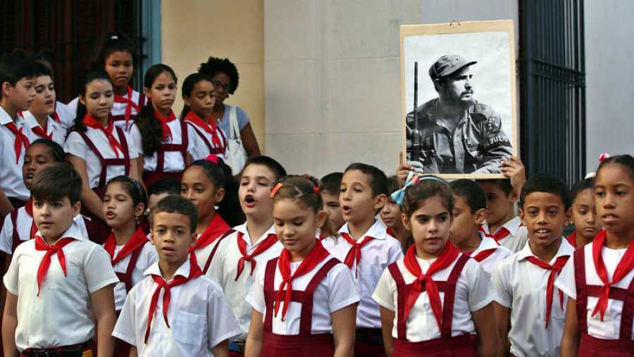 Niños cubanos en un homenaje a Fidel Castro.