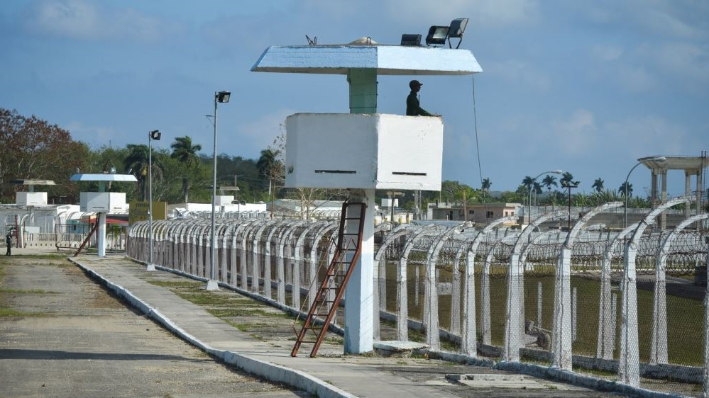 Garitas de vigilancia en una prisión cubana.