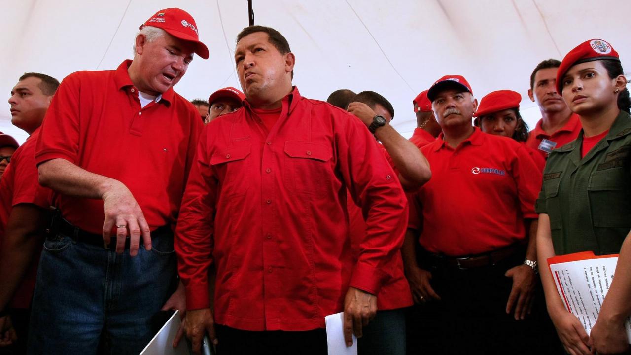 El exministro Rafael Ramírez hablando con Hugo Chávez