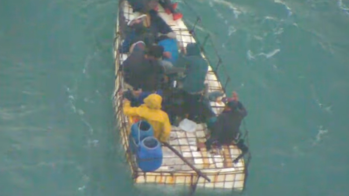 Balseros cubanos rescatados en Florida. 