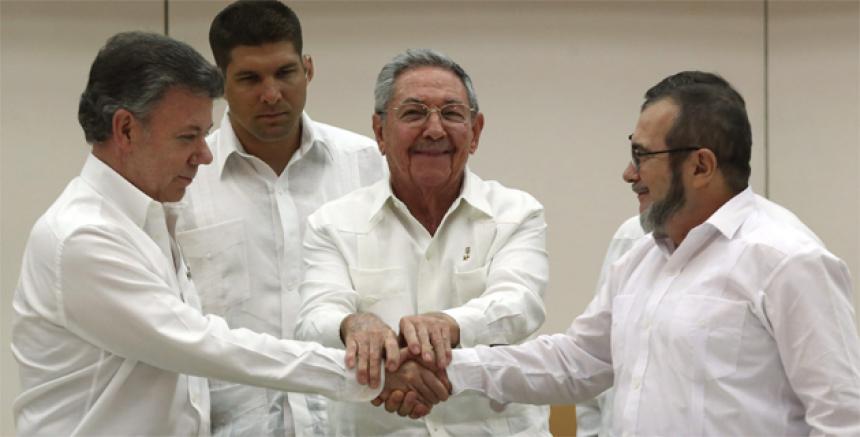 Santos, Raúl Castro y 'Timochenko' en los acuerdos de paz de La Habana