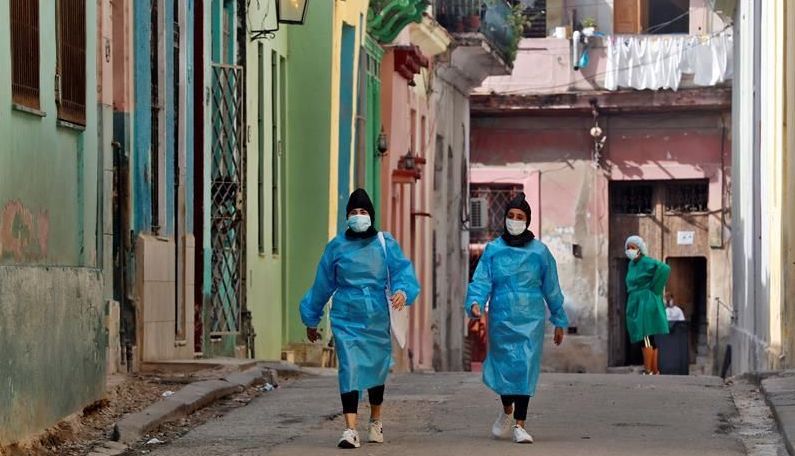 Trabajadores de la Salud en una calle de La Habana.