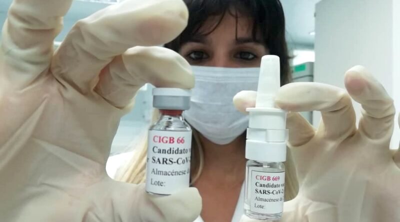 Una cientítica cubana muestra una de las vacunas en desarrollo en la Isla.